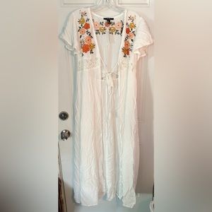 Women’s White Boho Floral Embroidered Kimono Size Medium NWT